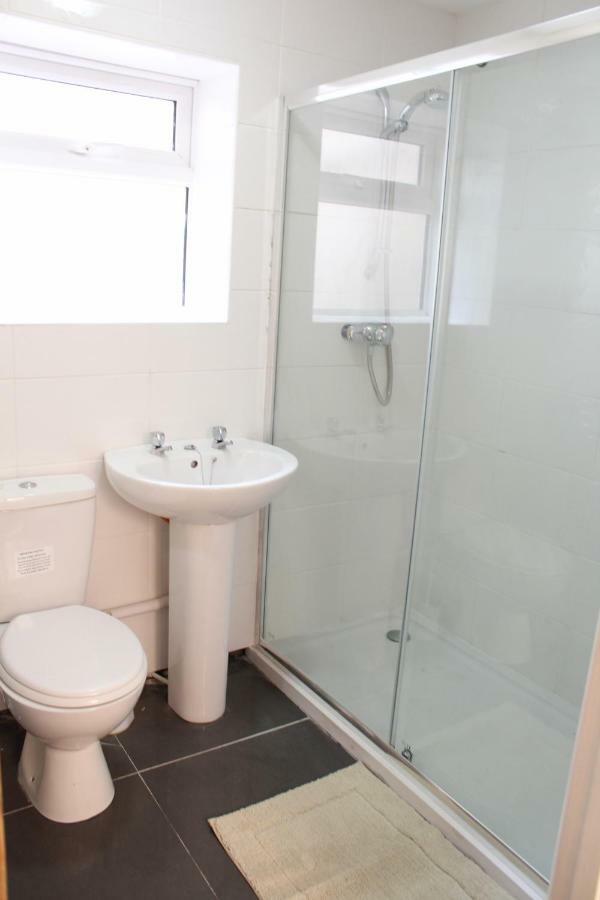 Van Apartments Кайрфилли Экстерьер фото
